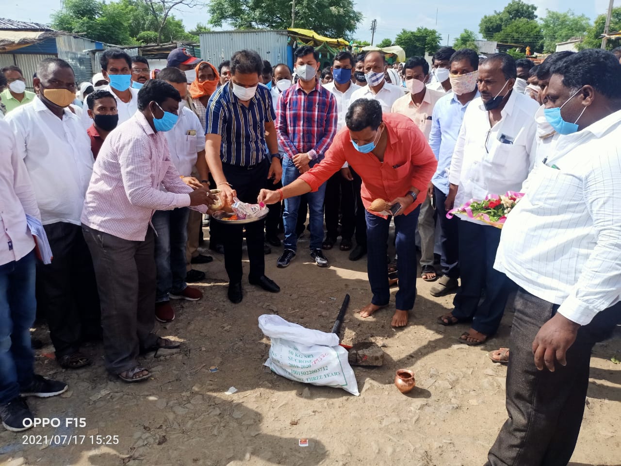 Read more about the article आदिवासी बांधवांना मालकी हक्क प्रमाणपत्र व ७/१२ चे जिल्हा अधिकारी यांच्या हस्ते वाटप