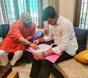 Read more about the article युवा स्वाभिमानी पक्षाचे जिल्हाध्यक्ष सुरजभाऊ ठाकरे यांच्या प्रयत्नांना यश,निलंबित कामगार पुन्हा कामावर रुजू ,आमदार रवी राणा यांचा पाठपुरावा