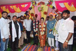 Read more about the article भाची च्या लग्नात आलेल्या मान्यवरांना वृक्षाचे रोप देवून केला अनोखा लग्नसोहोळा साजरा