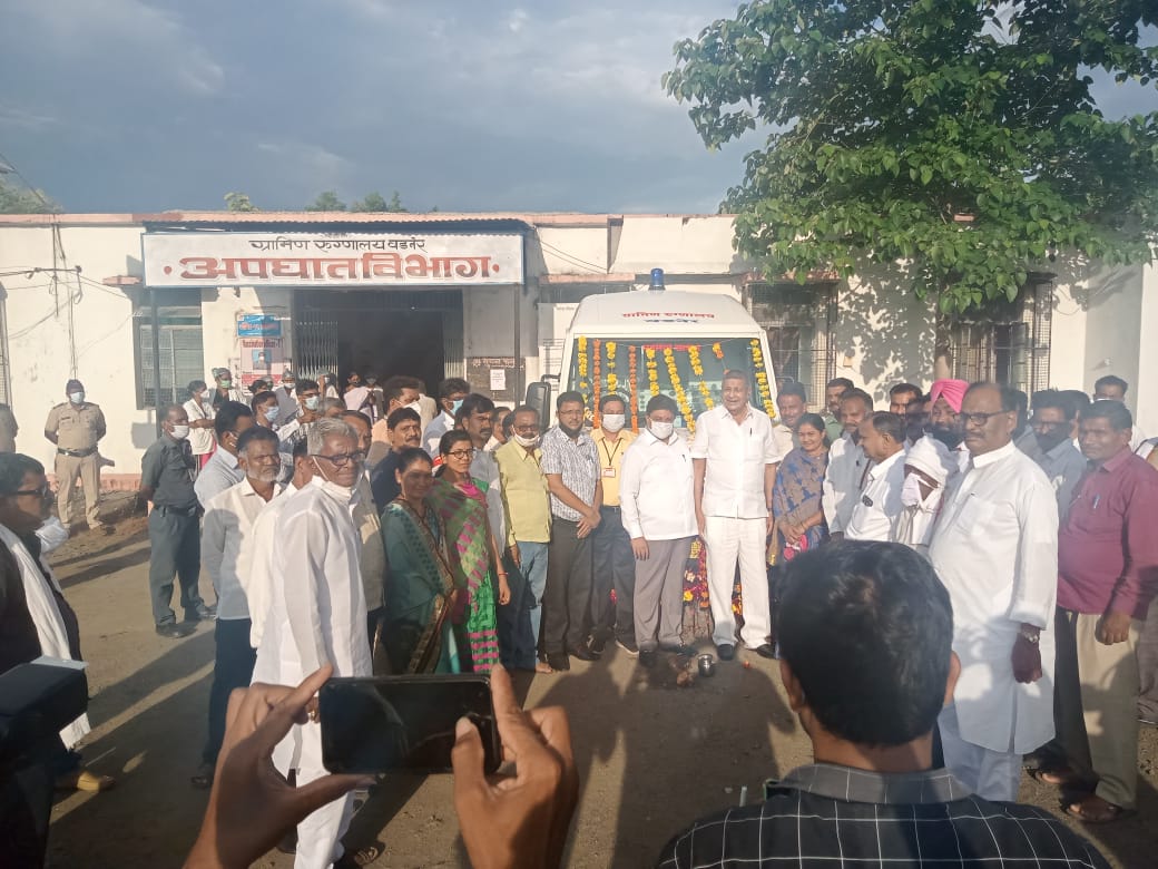 Read more about the article ग्रामीण रुग्णालय वडनेर येथे रुग्णवाहिकेचे अभिजित दादा वंजारी यांच्या हस्ते उद्घाटन