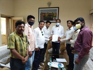 Read more about the article दारूबंदी हटवून वर्धा जिल्ह्याला विकासाच्या मुख्य प्रवाहात आणा”- दारूबंदी हटाव वर्धा बचाव समितीचे आमदारांना साकडे