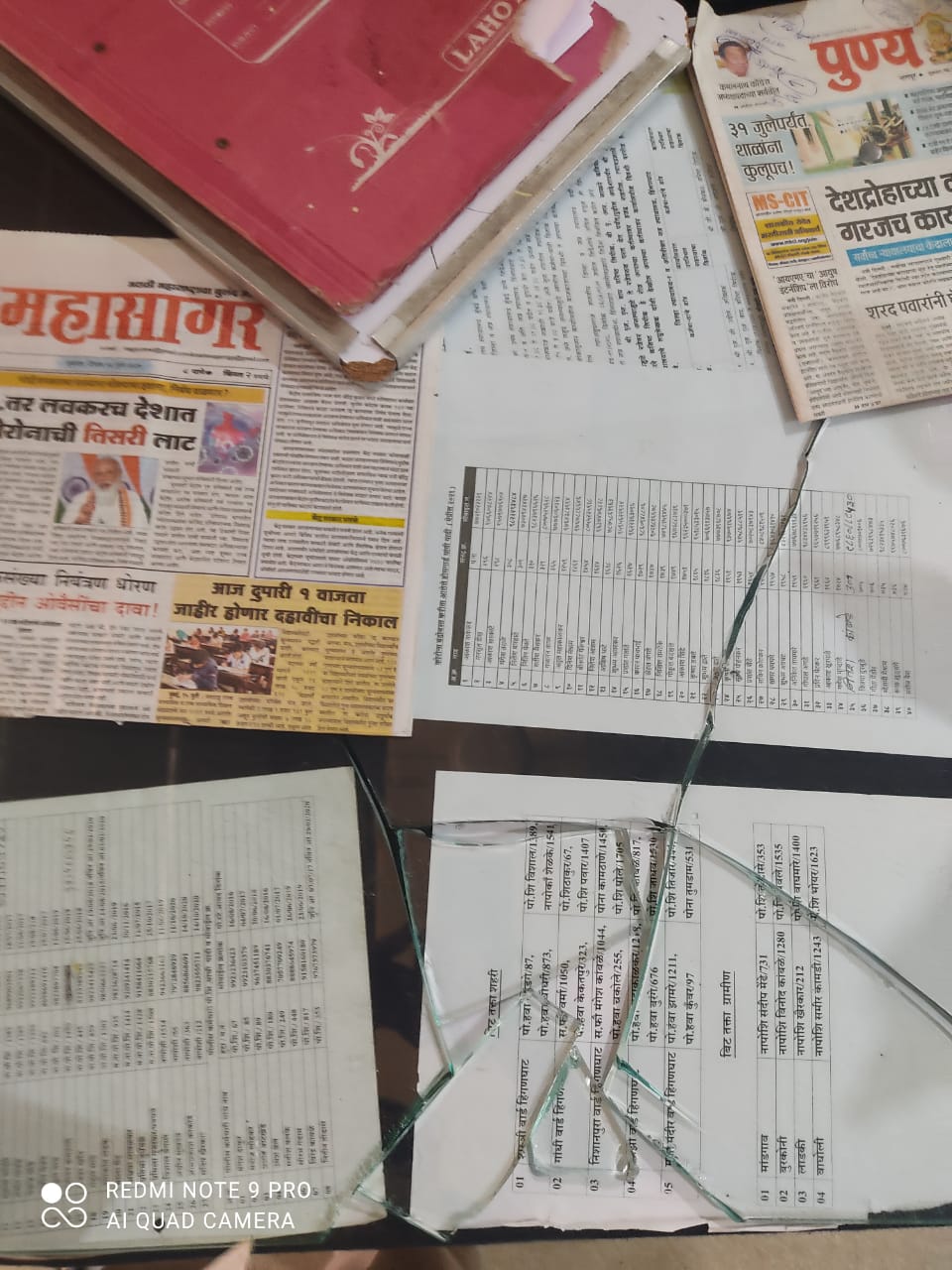 Read more about the article गुन्हेगारांनी पोलीस स्टेशन मध्ये केला पोलीस अमलदार टेबलाचा काच फोडून उद्रेक