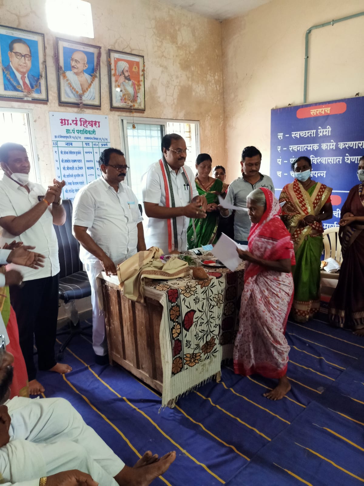 Read more about the article हिवरा येथे आ. समीरभाऊ कुणावार यांचे शुभहस्ते भूखंडाचे पट्टे वितरण कोरोना योद्धयांचाही केला सत्कार
