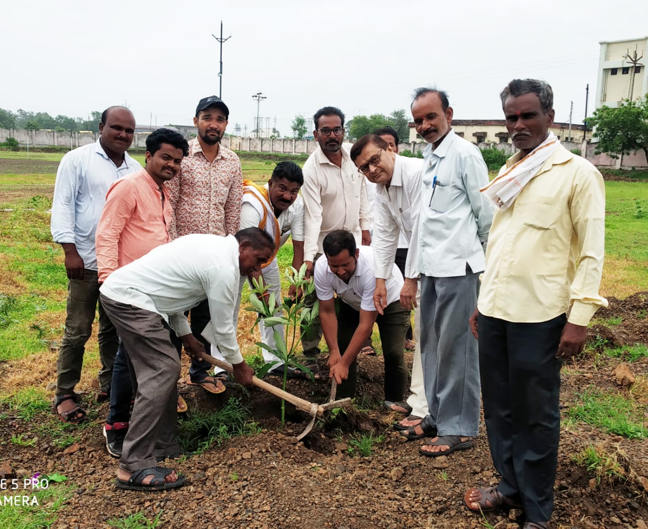 Read more about the article महाराष्ट्र राज्याचे विरोधी पक्षनेते व माजी मुख्यमंत्री देवेंद्रजी फडणवीस यांच्या वाढदिवसानिमित्य ग्रामीण रुग्णालय राळेगाव येथे करण्यात आले वृक्षारोपन