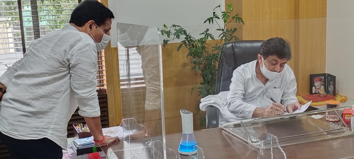 Read more about the article शेतकऱ्यांच्या पिकांचे पंचनामे करून तात्काळ मदत जाहीर करा आमदार माधवराव पाटील जवळगावकर . पालकमंत्री यांना निवेदन देताच जिल्हा अधिकारी यांना आदेश