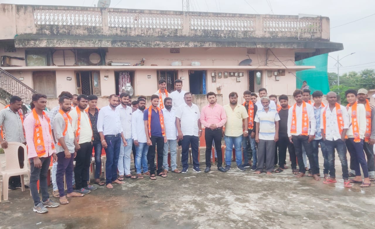 Read more about the article मनविसे पोंभुर्णा तालूका अध्यक्ष आशिष नैताम यांच्या वाढदिवशी अनेक युवकांचा मनसेमध्ये प्रवेश