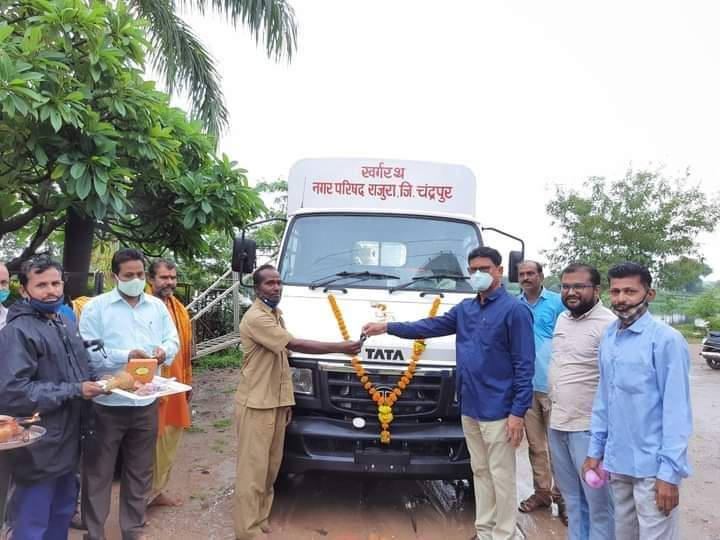 Read more about the article मा.आमदार श्री सुभाषभाऊ धोटें यांच्या विकास निधीतून स्वर्ग रथ राजुरा करांच्या सेवेत दाखल