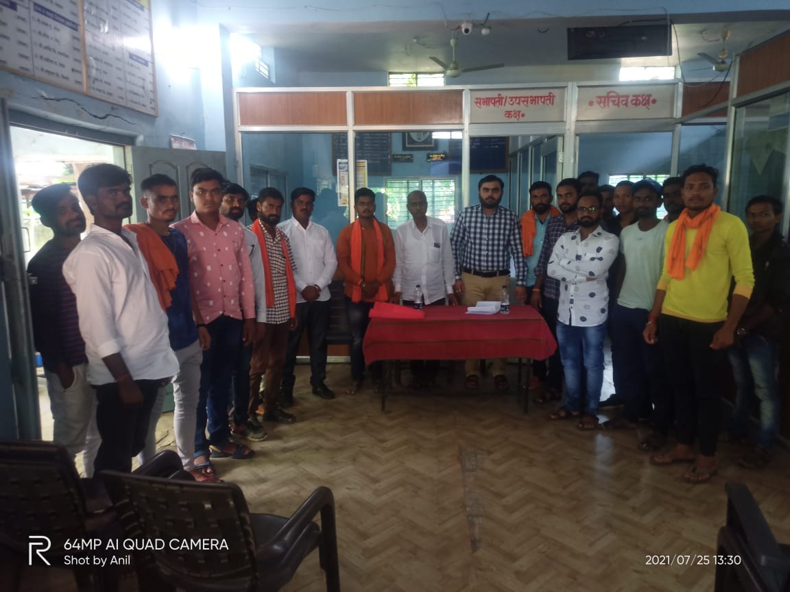 Read more about the article शिवसंपर्क अभियान अंतर्गत मुकुटबन गावात सभेचे आयोजन,सभेला युवकांची विशेष उपस्थिती
