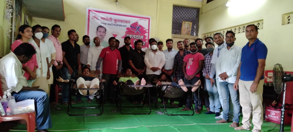 Read more about the article ऍड. मारोती कुरवटकर यांनी जन्मदिनाचे औचित्य साधून केले रक्तदान शिबिराचे आयोजन.५० रक्तदात्यांनी केले अमूल्य रक्तदान.