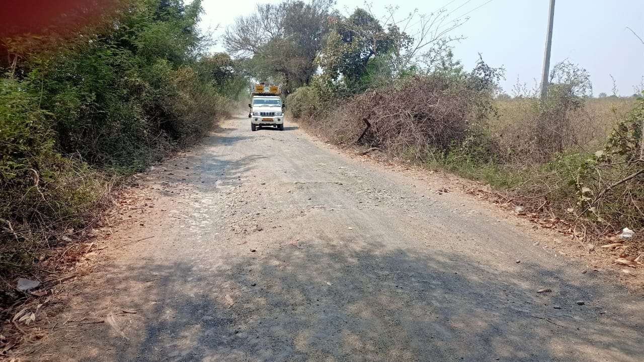 Read more about the article अल्ट्राटेक सिमेंट कंपनीकडून रस्त्याच्या कामात व्यथ मुख्यमंत्री सडक योजना काम रेगांळले ?