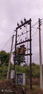 Read more about the article राष्ट्रवादी युवक काँग्रेस तालुका उपाध्यक्ष अभिजित कुडे यांच्या प्रयत्नाने दुसऱ्याच दिवशी शेतकऱ्यांच्या शेतात पोहचले विद्युत ट्रान्सफॉर्मर