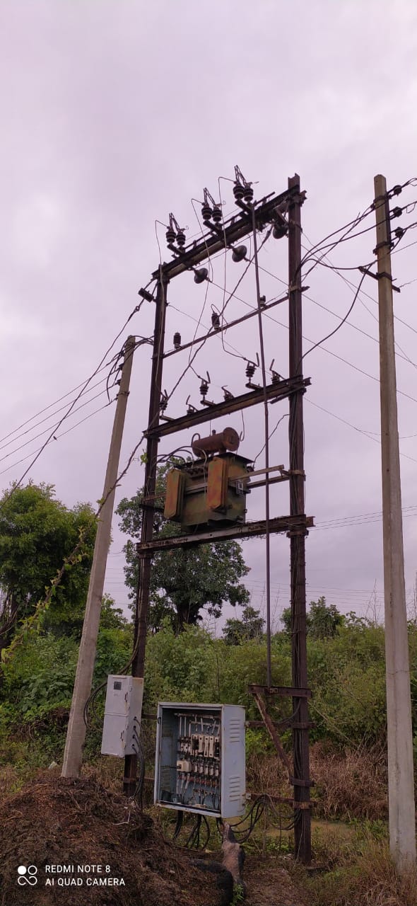 Read more about the article राष्ट्रवादी युवक काँग्रेस तालुका उपाध्यक्ष अभिजित कुडे यांच्या प्रयत्नाने दुसऱ्याच दिवशी शेतकऱ्यांच्या शेतात पोहचले विद्युत ट्रान्सफॉर्मर