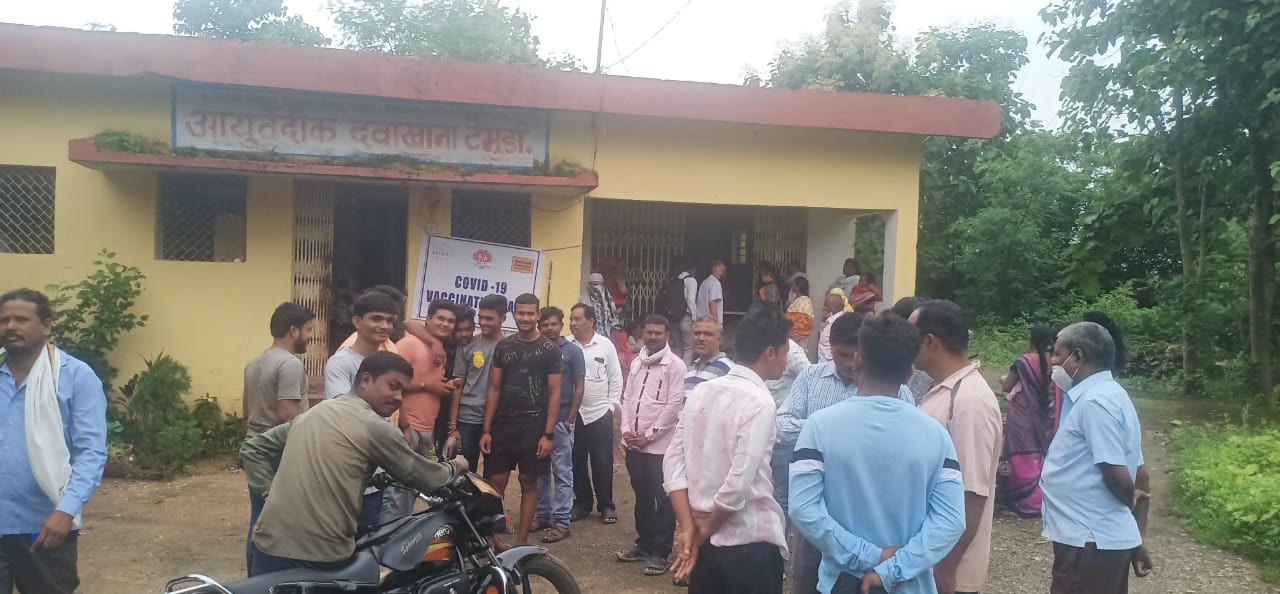 Read more about the article आयुर्वेदिक दवाखाना टेमूर्डा येथे कोवीड 19 लसीकरण केंद्रावर  गर्दी