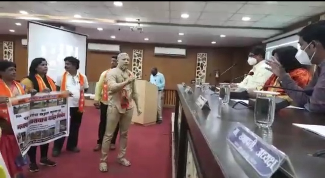 Read more about the article मनसेच्या नायकानी काढली  मनपा चंद्रपूर ची खरडपट्टी,शहरातील खड्ड्यांच्या चिखलाच्या समस्येकडे लक्ष वेधण्यासाठी नगरसेवक सचिन भोयर यांचे अभिनव आंदोलन