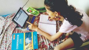 Read more about the article ऑनलाईन शिक्षणात अडचण मोबाईल रेंज सातत्याने गुल ( विद्यार्थ्यांसह पालकांतून व्यक्त होतोय संताप)