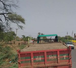 Read more about the article वाऱ्हा रेती घाट अवैध रेती तस्करांच्या रडारवर तहसीलदार सुट्टीवर,असल्याने दिवसरात्र उपसा सुरु ,पंधरा ट्रॅक्टर भरधाव वेगाने सुरु