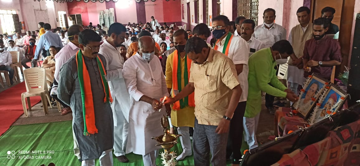 Read more about the article शिवशाहीर अण्णाभाऊ साठे यांना अभिवादन करत समर्थ बूथ अभियानाला सुरुवात