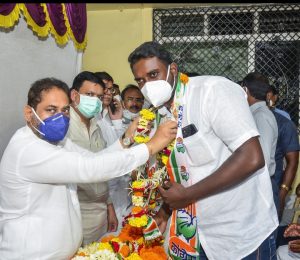 Read more about the article भाजपा नगर सेवक संतोष पारखी यांचा समर्थकासह काँग्रेस प्रवेश