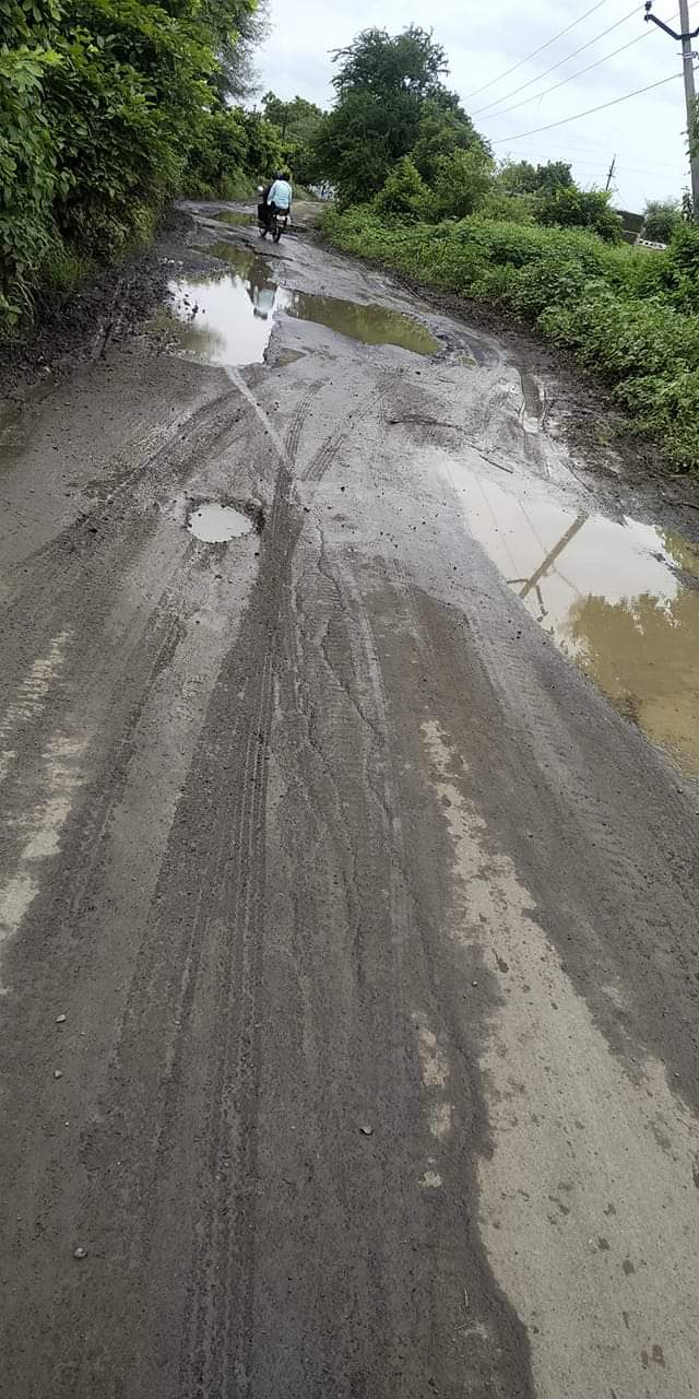 Read more about the article हिंगनघाट तालुक्यातील कुटकी-आर्वि (छोटी)-काचनगांव रोडला खड्डे की खड्ड्यात रोड परिस्थिती