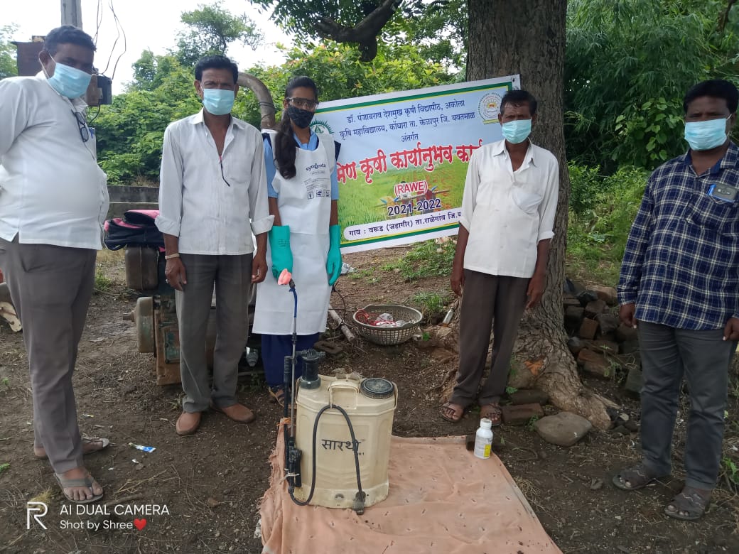 Read more about the article शास्त्र शुद्ध फवारणीबाबत शेतकऱ्यांना मार्गदर्शन करत आहे शेतकऱ्याची लेक