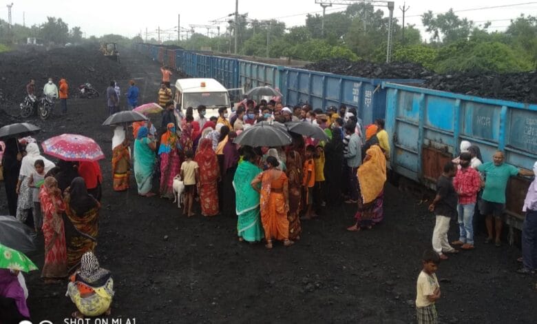 Read more about the article वेकोलीच्या भोंगळ कारभाराविरोधात माजरीवासीयांचे आंदोलन ,संतप्त नागरिकांनी रेल्वे सायडिंग पाडली बंद