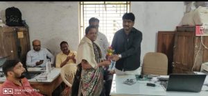 Read more about the article राळेगाव तालुक्यातील माजी उपविभाग सचिव कु. आरतीताई कारंडे यांची ठाणे येथे विभागीय बदली झाली त्यामुळे त्यांना शाल व श्रीफळ देऊन सत्कार