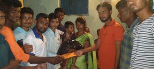 Read more about the article पाहणारे डोळे आणि मदतीचे हात या संस्थेच्या वतीने त्या गरजू कुटुंबाला दुःखातून सावरण्यास केली आर्थिक मदत