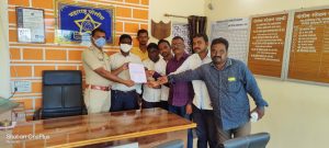 Read more about the article पत्रकार सुरेंद्रभाऊ राऊत यांना दिलेल्या धमकीचा वडकीत निषेध, कठोर कारवाईसाठी पत्रकार संघटनेचे जिल्हा पोलिस अधीक्षकांना निवेदन.