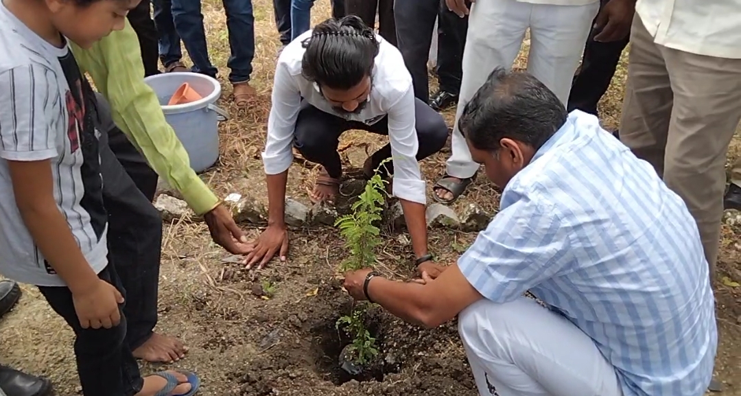 Read more about the article साई पॉलिटेक्निक किन्ही ज येथे आमदार प्रा,डॉ अशोकरावजी उईके यांच्या हस्ते करण्यात आले वृक्षारोपण