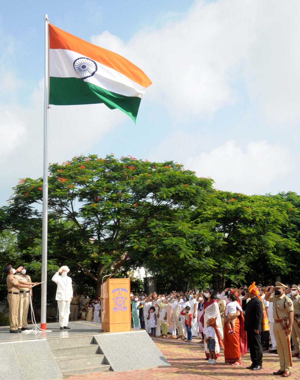 Read more about the article स्वातंत्र्यदिनी पालकमंत्र्यांच्या हस्ते शासकीय ध्वजारोहण संपन्न
