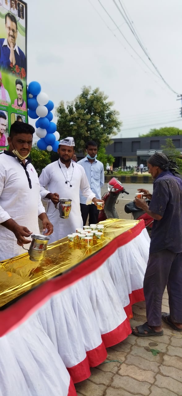 Read more about the article अरविंद केजरीवाल जी चा जन्मदिवस शरबत, केक, मिठाई वाटप करून साजरा