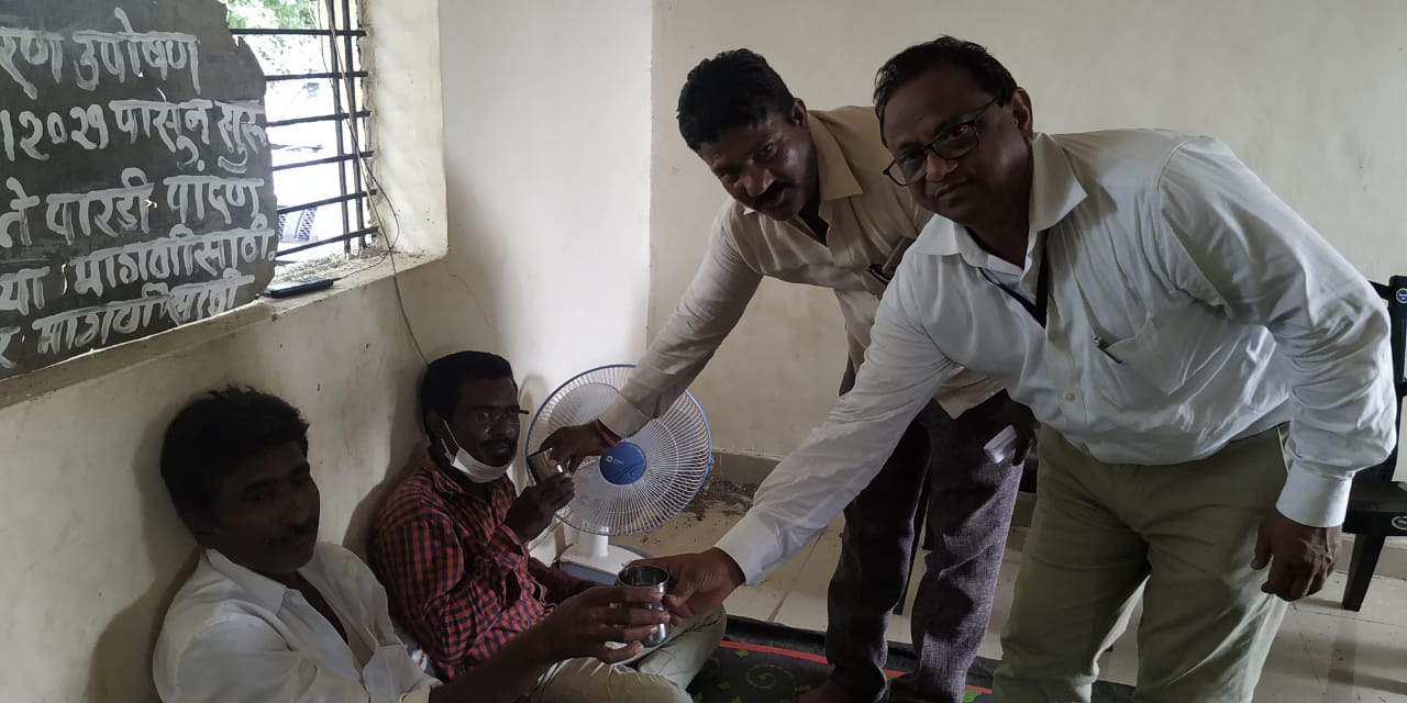 Read more about the article कर्तव्यदक्ष सभापती प्रशांत भाऊ तायडे यांनी प्रत्यक्ष भेट देऊन मुधापुर ते पारडी पांदण रस्त्यासाठी 15 ऑगष्ट रोजी बसलेल्या मूधापुर येथील उपोषनकर्त्याना आश्वासन देऊन त्यांचे उपोषण सोडले