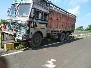 Read more about the article करणवाडी जवळ डीवाईडर चढला ट्रक मोठी जीवितहानी टळली