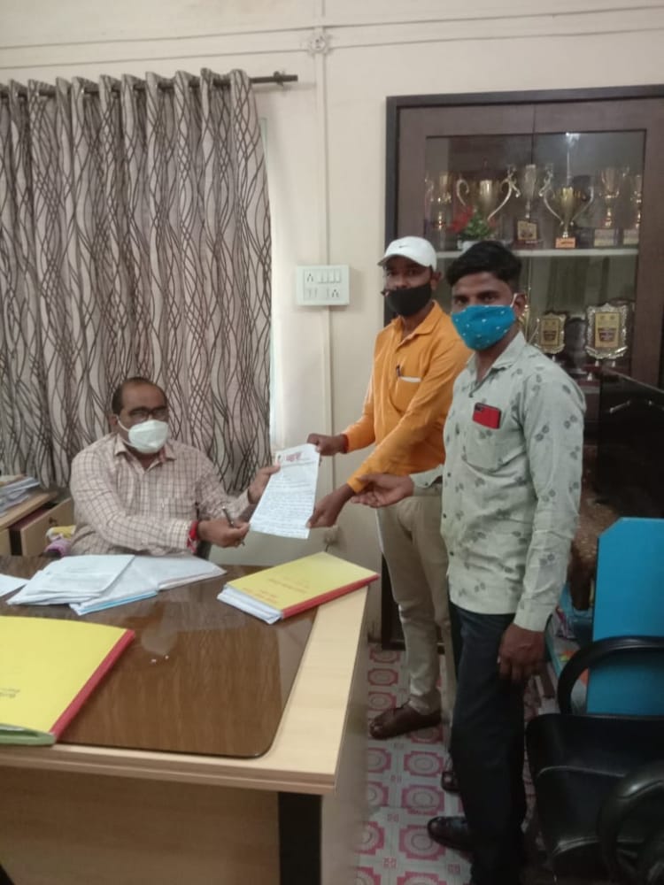 Read more about the article जंतू नाशक फवारणी साठी प्रहार जनशक्ती पक्षाचे गटविकास अधिकारी यांना निवेदन