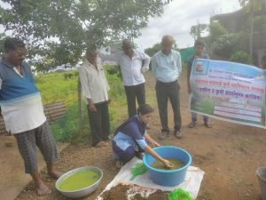 Read more about the article मारोतराव वादाफळे कृषी महाविद्यालय येथील कृषी कन्या कु.संचाली विकासराव राऊत चे बिज प्रकियेबाबत शेतकऱ्यांना मार्गदर्शन