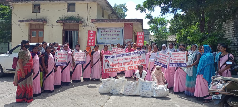 Read more about the article यवतमाळ जिल्ह्यातील कळंब १२६ यवतमाळ १२२ तर राळेगाव ४४ नागरी प्रकल्प यवतमाळ १२४ अंगणवाडी कर्मचाऱ्यानी केले मोबाईल परत