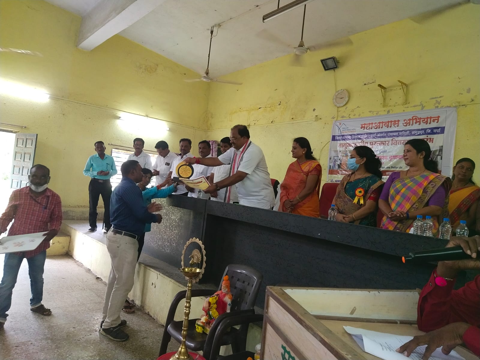 Read more about the article प्रधानमंत्री आवास योजना तसेच घरकुल योजनेंतर्गत उत्कृष्ठ काम केलेल्याच्या आमदार समिरभाऊ कुणावार यांचे हस्ते सत्कार