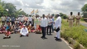 Read more about the article स्वतंत्र विदर्भ राज्य मागणी करीता राष्ट्रीय महामार्ग बोरी इचोड येथे रस्ता रोको व जेलभरो आंदोलन संपन्न