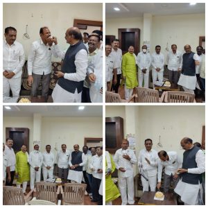 Read more about the article श्री मनोजभाऊ मानकर यांच्या वाढदिवसाला अनेक दिग्गज नेत्याची उपस्थिती,श्री माणिकरावभाऊ ठाकरे ,श्री शिवाजीरावजी मोघे साहेब,श्री प्राध्यापक वसंतरावजी पुरके यांनी भरविला केक