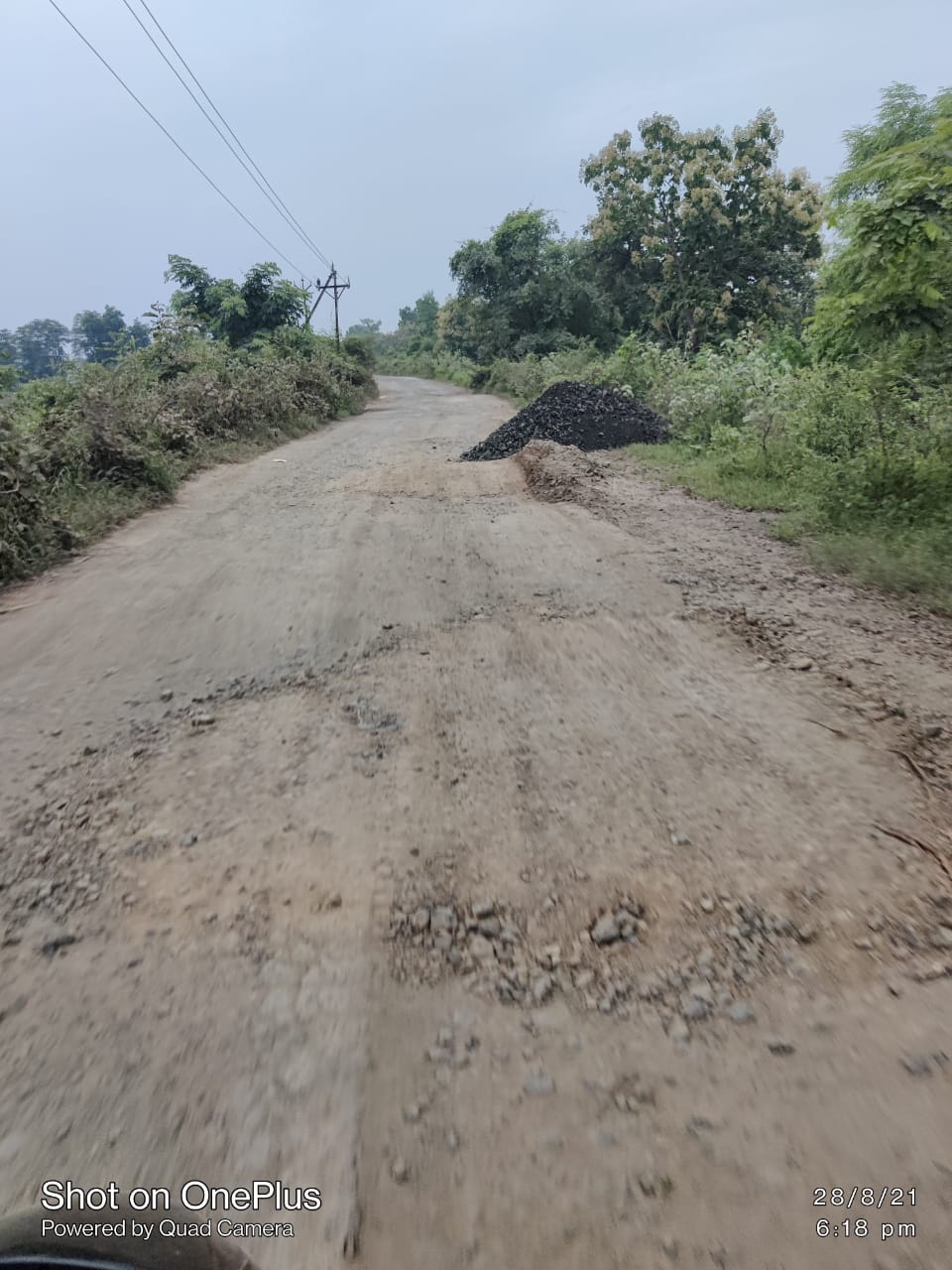 Read more about the article अडेगाव-खडकी रस्ता सिमेंट कॉंक्रेटिकरण करून देण्यासाठी व ओव्हर लोड वाहतूक बंद करण्या व इतर मागण्यासाठी उद्या पासून बेमुदत अनोखे खड्यात उपोषण