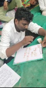 Read more about the article अडेगावं खडकी रस्ता संपूर्ण काँक्रेटिकरण करून देण्या करीता खड्यात बसलेल्या उपोषणातील युवकांनी जिल्हा अधिकारी साहेबाना लिहिले रक्ताने पत्र