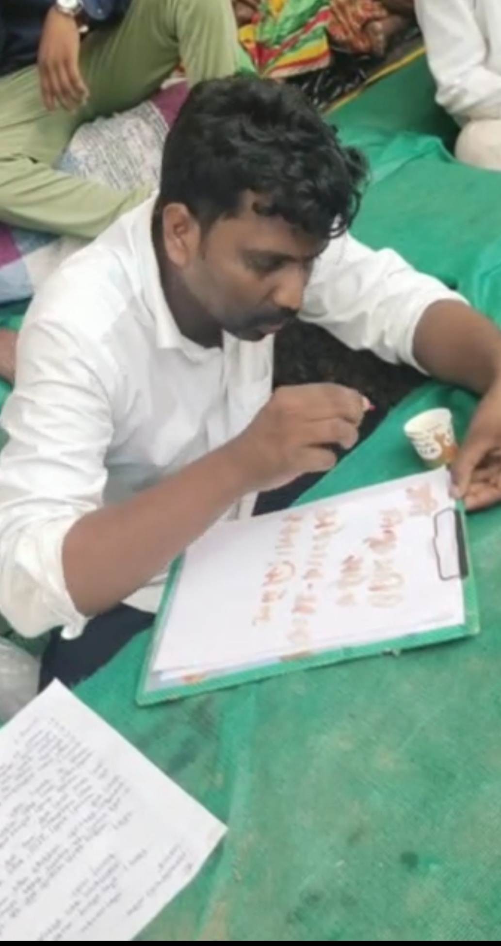 Read more about the article अडेगावं खडकी रस्ता संपूर्ण काँक्रेटिकरण करून देण्या करीता खड्यात बसलेल्या उपोषणातील युवकांनी जिल्हा अधिकारी साहेबाना लिहिले रक्ताने पत्र