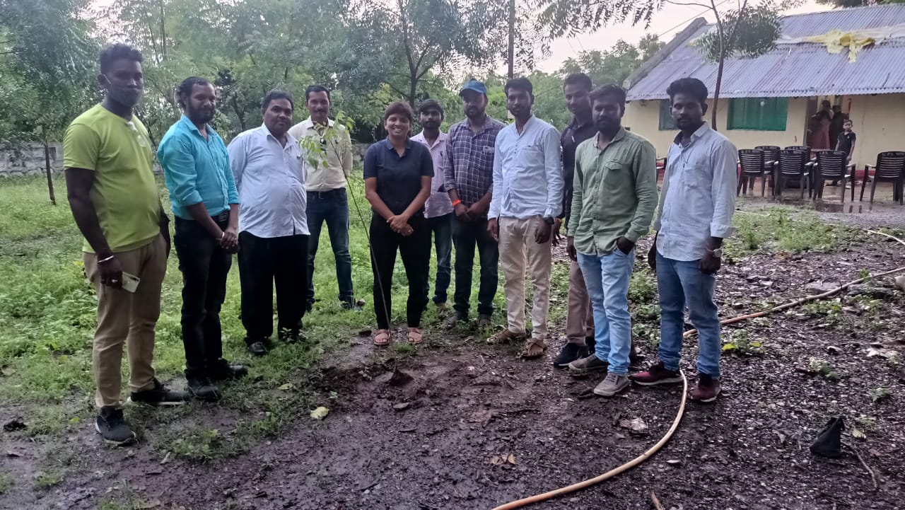 Read more about the article ठाणेदार संगीता हेलोंडे यांचा वाढदिवस साजरा केला झाडे लावून,शिवक्रांती कामगार संघटनेचा उपक्रम