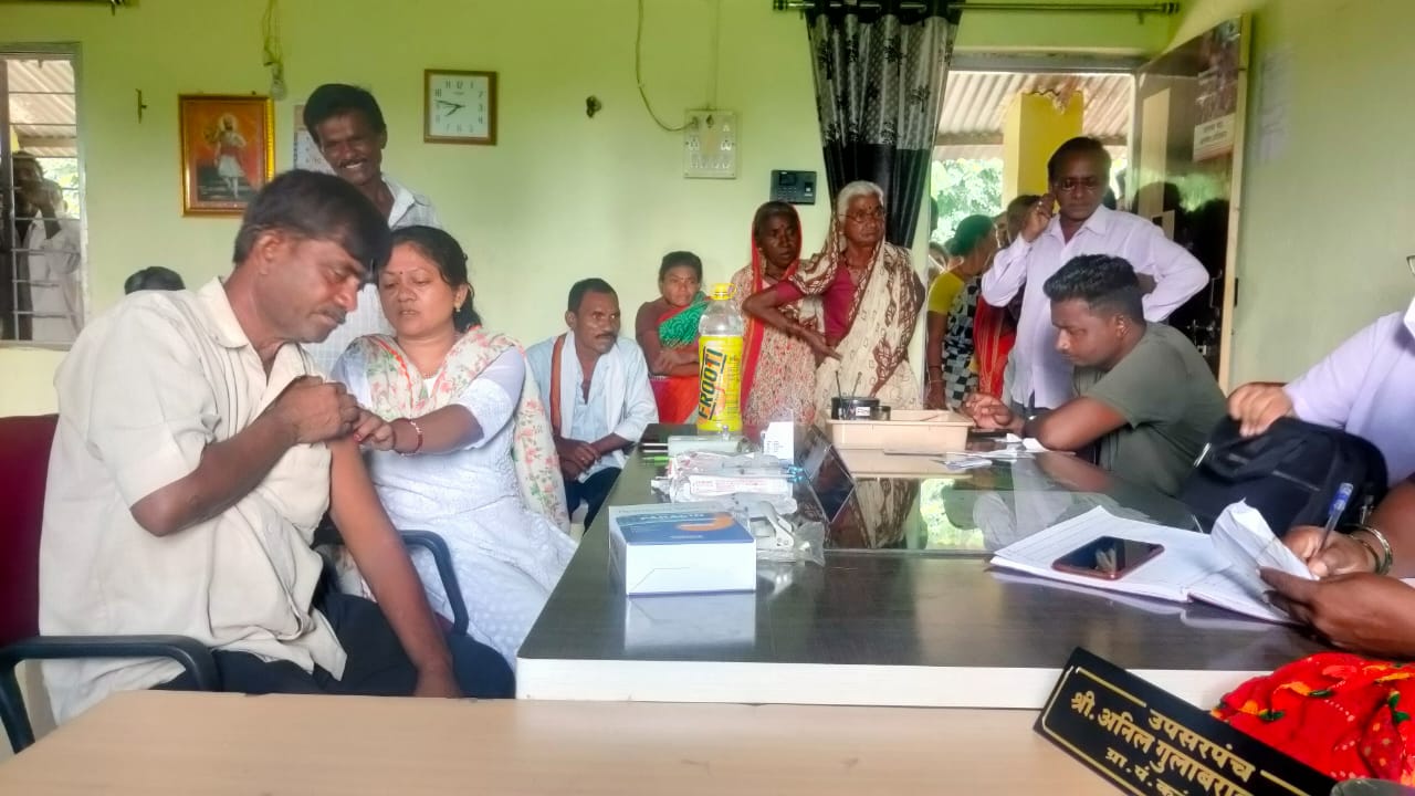 Read more about the article करंजी ( सो ) येथील ३४९ नागरिकांनी घेतला पहिला आणि दुसरा डोज (कोरोना प्रतिबंधात्मक लसीकरणाला नागरिकांचा प्रतिसाद)