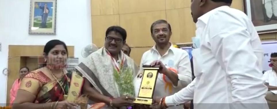Read more about the article आदर्श पुरस्काराने शेषराव टाकळखेडे व उत्तम मनकवडे सन्मानित