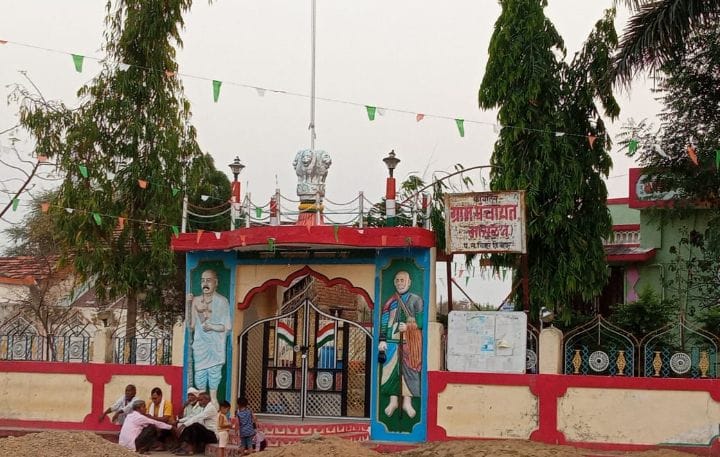 Read more about the article सचिवाच्या गैरव्यवहाराविरोधात ग्राम पंचायत कुलूपबंद