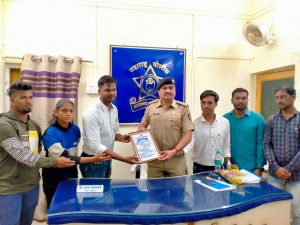 Read more about the article जम्मू काश्मीर येथे होणाऱ्या क्रिकेट स्पर्धेसाठी वणी येथील 10 विद्यार्थ्यांची निवड,ठाणेदार साहेबांकडून खेळाडूंचे पुष्पगुच्छ देऊन स्वागत