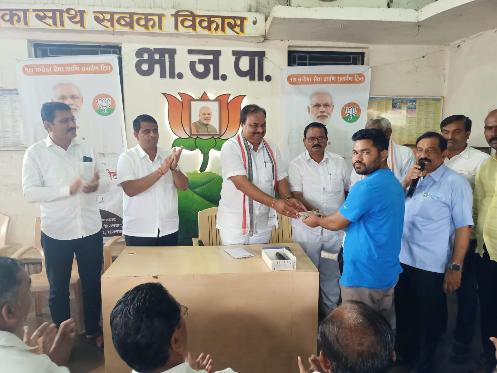 Read more about the article जि प सभापती माधवरावजी चंदनखेडे यांच्या पुढाकाराने गरजू अपंग तरुणाला भाजपा पोहना सर्कलच्या वतीने आमदार समीर भाऊ कुणावार यांच्या शुभ हस्ते एक लाखाची आर्थिक मदत