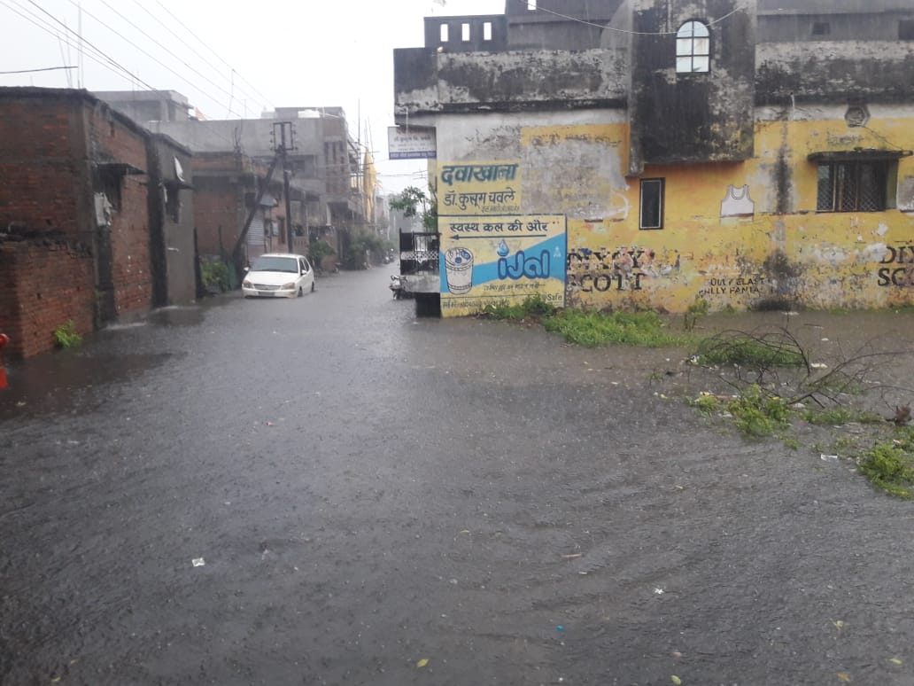 Read more about the article वरोरा शहरातील प्रभाग क्र.11 च्या नाल्याचे पाणी नागरिकांच्या अंगणात,नागरिकांचे आरोग्य धोक्यात