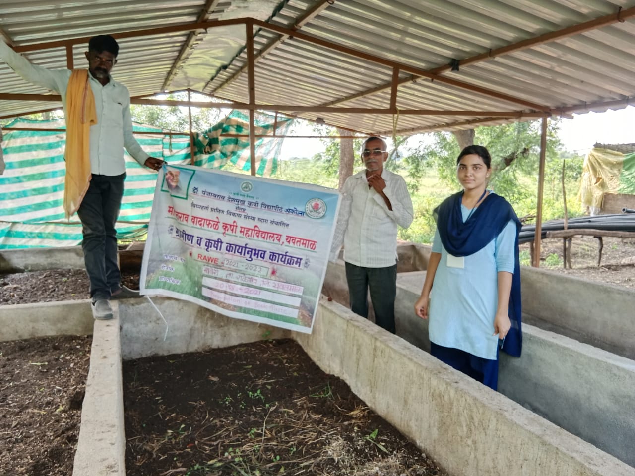 Read more about the article शेतीसाठी फायदेशीर ठरणारे गांडूळ खत प्रकल्पाला कृषी कन्येने दिली भेट